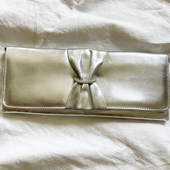 Silver Clutch - Picture 3 of 12